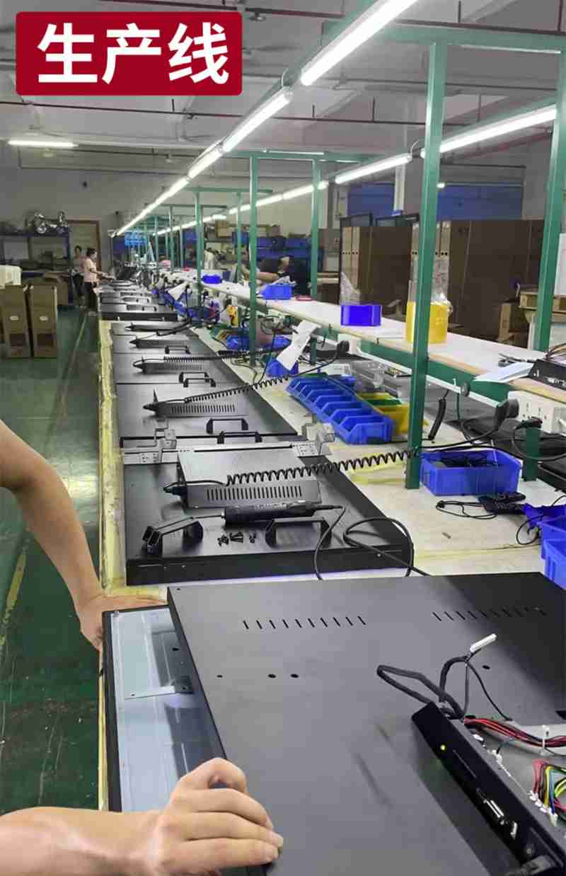 国旗护卫队护送国旗至升旗台。